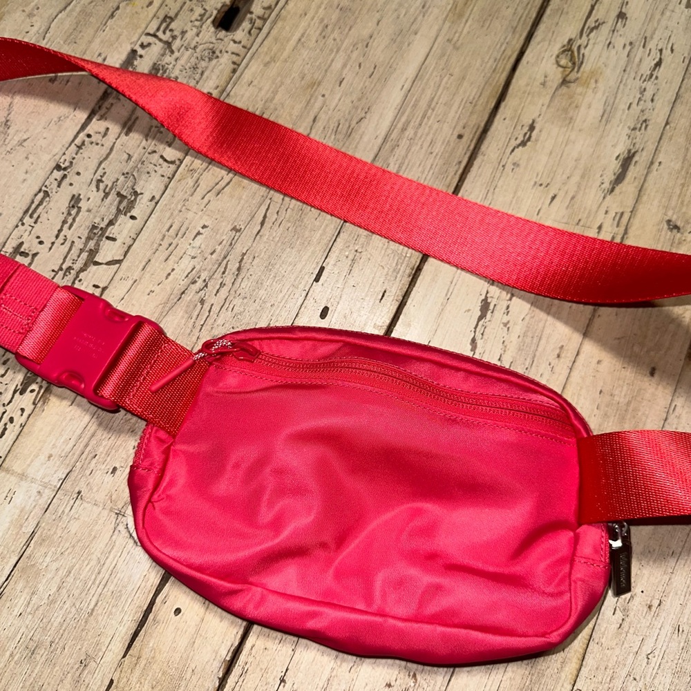 Lululemon Everywhere Belt Bag 1L Lip Gloss New with Tags - Picture 3 of 6